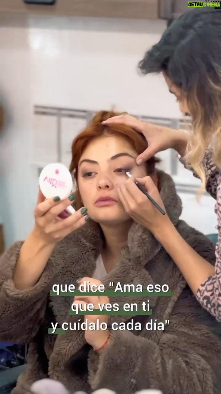 Yuri Vargas Instagram - Hoy les quiero mostrar esta campaña hermosa de @vitubellezavital que me hizo cuestionarme y espero que a ustedes igual. Nunca me había preguntado lo que más amaba de mi cuando me veo en el espejo, pero sin duda la respuesta es la fuerza, seguridad y dulzura que sale de mi mirada; mis pestañas me hacen sentir hermosa. Por eso quiero invitar a todas las personas que como yo son amantes del maquillaje y de lo bellas que nos hace ver, a que utilicen los mejores productos para mantener su piel hermosa y saludable. Vitu es una marca que trabaja con productos naturales, libre de testeo en animales y sobre todo que aporta cuidado e hidratación a nuestra piel. Y recuerden siempre: La forma más grande y genuina de amor es el autocuidado, por eso ama eso que vez en ti y cuídalo cada día #publicidad