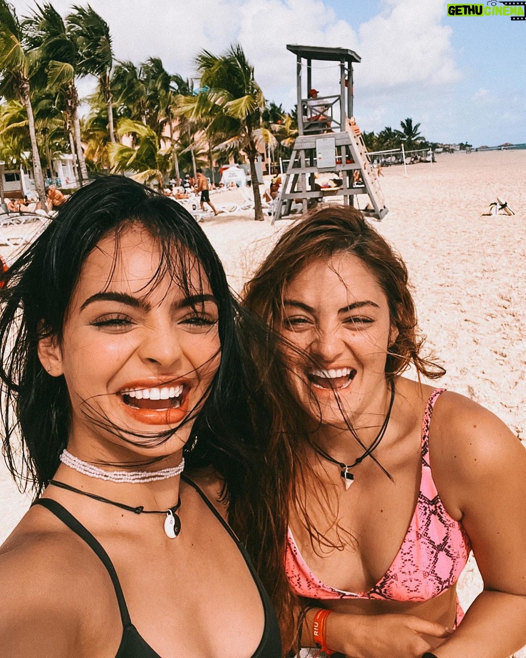 Yuri Vargas Instagram - Hola Majito @majovargas1 ❤️ Hoy quiero celebrar tu cumpleaños 🎂, pero quiero celebrar también por La joven que se fue el 10 de febrero del año 2022 a otro país, a cumplir sus sueños Sola y la Mujer que Cuidad de Mexico me devolvió, esa mujer Madura, con tantos cambios maravillosos. Me siento orgullosa de la hermana que tengo, por lo que has logrado y lograrás! Siempre recuerda de lo afortunados que somos por poder vivir haciendo lo que nos gusta. Te amo ❤️🎉🎉🎉🎉🎉🎉🎉🎉🎉🎉🎉🎉🎉🎉🎉🎉🎉🎉🎉🎉