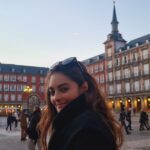 Yuri Vargas Instagram – Siendo muy feliz 😀 la verdad. 🇪🇸 Plaza Mayor, Madrid