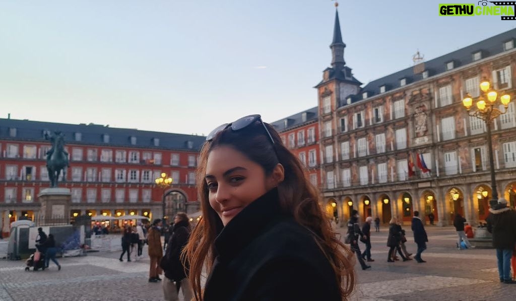 Yuri Vargas Instagram - Siendo muy feliz 😀 la verdad. 🇪🇸 Plaza Mayor, Madrid