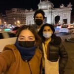 Yuri Vargas Instagram – Imagen borrosa, mucho frío pero Nuestros ojos tienen la sonrisa del encuentro de una hermosa amistad @lilibocanegra gracias por hacernos sentir en casa te queremos mucho 🤗 
@jimmunoz1 ♥️🖤 Puerta De Alcalá, Madrid España