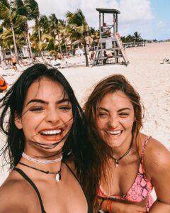 Yuri Vargas Instagram - Nos tenemos a nosotras como soporte de sueños, de tristezas, de vida. Somos Ángeles designados para protegernos, amarnos y acompañarnos Si estamos las dos, nuestras armaduras son invencibles. Quintana Roo, Mexico