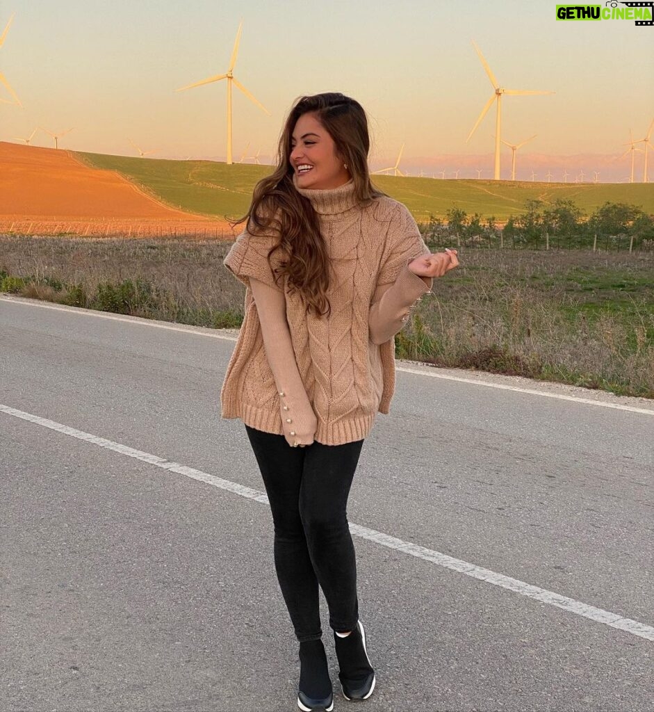 Yuri Vargas Instagram - Lindo día 🇪🇸 ☀️🌅 Outfit @xussoficial Zahara, Spain
