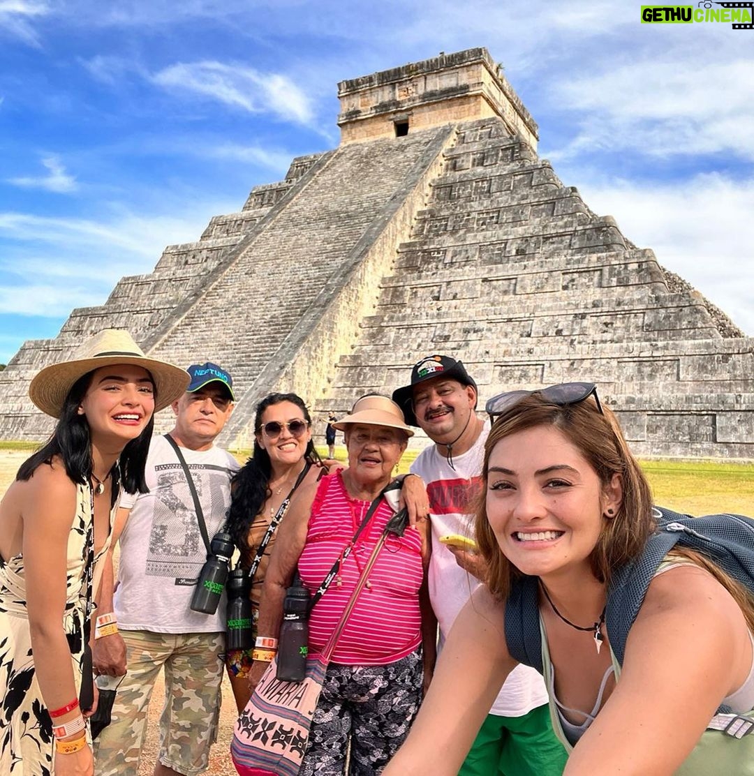 Yuri Vargas Instagram - Primera foto: Ella es mi reina mi madre que amo π Segunda foto: mi padre y hermana que son mi vida π Tercera foto : mi abuela y tΓo que son muy importantes en nuestras vidas gracias por estos momentos maravillosos de recarga el alma los amo Chitzen Itza
