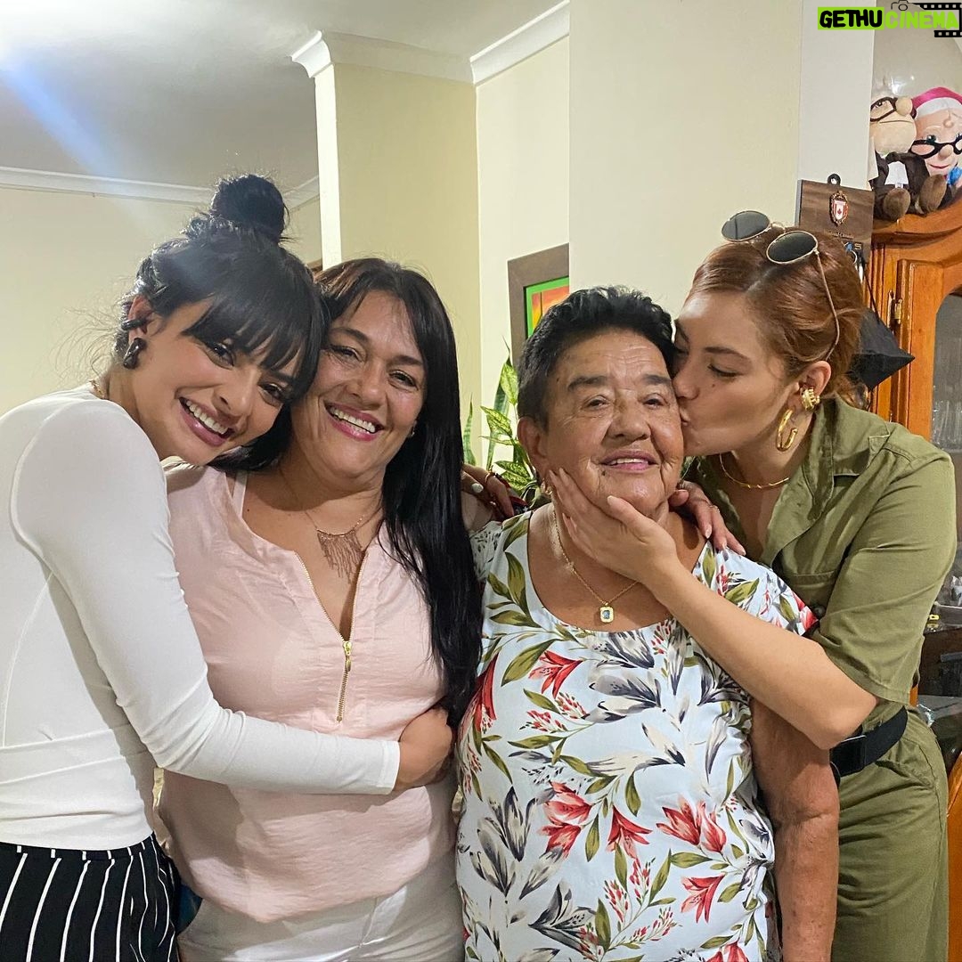 Yuri Vargas Instagram - Lo hermoso de la vida son Ellas ♥️♥️♥️♥️🙏 son las mejores del mundo que placer compartir tiempo con ustedes es lo más valioso 🙏♥️😃