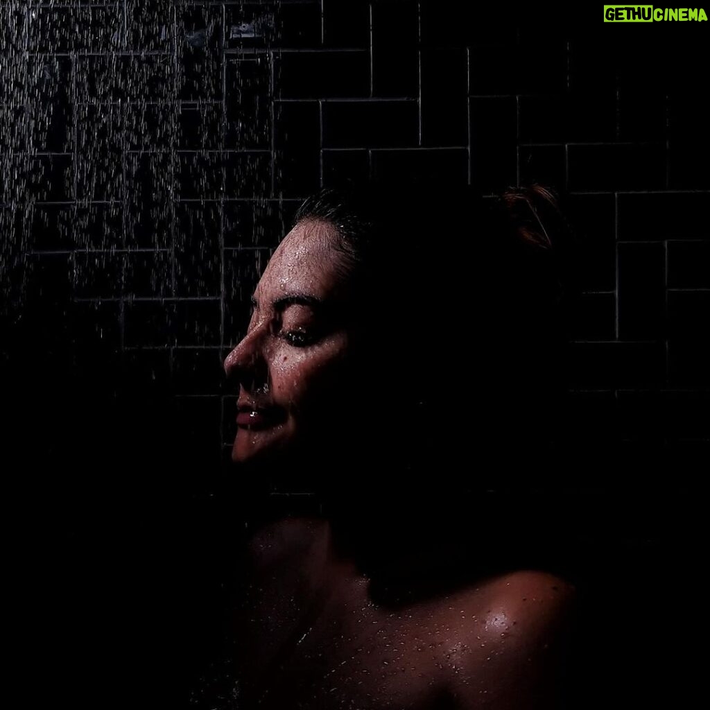 Yuri Vargas Instagram - “La cura para todo es siempre agua salada: el sudor,las lágrimas o el mar” Soy su Musa hasta en el baño me toma fotos jejeejejejej 📸 por @jimmunoz1 💙💦