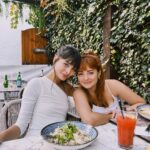 Yuri Vargas Instagram - Ella y yo somos la definición de union, somos un lazo infatigable, somos dos corazones que laten al unísono con el compás del amor, somos tejedoras de sueños, (Juntas) somos complemento, remanso, poder y orgullosamente SOMOS HERMANAS 🫀 London, United Kingdom