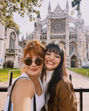 Yuri Vargas Instagram - Ella y yo somos la definición de union, somos un lazo infatigable, somos dos corazones que laten al unísono con el compás del amor, somos tejedoras de sueños, (Juntas) somos complemento, remanso, poder  y orgullosamente  SOMOS HERMANAS 🫀