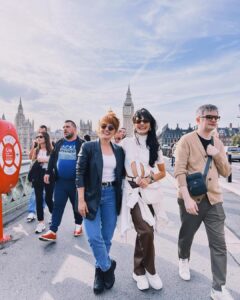 Yuri Vargas Instagram - Ella y yo somos la definición de union, somos un lazo infatigable, somos dos corazones que laten al unísono con el compás del amor, somos tejedoras de sueños, (Juntas) somos complemento, remanso, poder y orgullosamente SOMOS HERMANAS 🫀 London, United Kingdom
