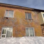 Yury Dud Instagram - Сегодня – ровно год полномасштабному вторжению России в Украину. Ровно год кровавой и бессмысленной войне, которую развязал Путин и его окружение. Все последние дни мир публикует фотографии и видео, к чему эта война привела: Мариуполь, Буча, Ирпень, Бахмут, многие тысячи убитых, миллионы покинувших свои дома. Но я в эту трагическую дату выложу фотографии из России. В начале весны 2020 года мы ездили снимать на Камчатку. В числе прочего мы поднимались на одну из улиц Петропавловска-Камчатского, главного города региона: там стоял дом, где полвека не делали ремонт и где продолжали жить люди. Пенсионер Анатолий (занимал комнату в коммунальной квартире) подробно рассказывал, как тяжело там живется, и жаловался, что нечем платить коммуналку. При этом хвалил Путина, очень радовался присоединению Крыма, на видном месте держал портрет Сталина. Три года спустя мы проверили, как выглядит этот дом. Мне бы очень хотелось, чтобы все те, кто поддерживает эту войну, те, кто радуется оккупации территорий Украины и включению их в состав России, поискали на этих фотографиях отличия. Какие-то изменения, впрочем, есть. Коммуналка, по словам местных, выросла. Пенсионер Анатолий умер. Это разваливающееся здание, хоть и находится в 7000 км от линии фронта, одна из многих иллюстраций путинского режима. Если бы оно было отремонтировано (или построено заново), это значило бы, что Россия – обустроенное и притягательное место, большинство стран мира хочет с ней сотрудничать, и никаких спецопераций по принуждению к любви и дружбе не может быть даже в мыслях. Если бы оно было отремонтировано (или построено заново), его жители занимались бы своей частной жизнью и не нуждались бы в галлюциногене имперского псевдовеличия. Но за много лет у власти Путин так и не смог организовать безопасность и комфорт людей на своей земле и пошел захватывать чужие. Это здание (как и сама Камчатка) – напоминание: нам бы свой дом привести в порядок, а не лезть в чужой с гранатометом наперевес и учить его обитателей жизни. Украинскому народу и всем людям из России, Беларуси и других стран, которые выступают против этой войны, – поддержка и скорейшей победы над злом.