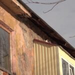 Yury Dud Instagram - Сегодня – ровно год полномасштабному вторжению России в Украину. Ровно год кровавой и бессмысленной войне, которую развязал Путин и его окружение. Все последние дни мир публикует фотографии и видео, к чему эта война привела: Мариуполь, Буча, Ирпень, Бахмут, многие тысячи убитых, миллионы покинувших свои дома. Но я в эту трагическую дату выложу фотографии из России. В начале весны 2020 года мы ездили снимать на Камчатку. В числе прочего мы поднимались на одну из улиц Петропавловска-Камчатского, главного города региона: там стоял дом, где полвека не делали ремонт и где продолжали жить люди. Пенсионер Анатолий (занимал комнату в коммунальной квартире) подробно рассказывал, как тяжело там живется, и жаловался, что нечем платить коммуналку. При этом хвалил Путина, очень радовался присоединению Крыма, на видном месте держал портрет Сталина. Три года спустя мы проверили, как выглядит этот дом. Мне бы очень хотелось, чтобы все те, кто поддерживает эту войну, те, кто радуется оккупации территорий Украины и включению их в состав России, поискали на этих фотографиях отличия. Какие-то изменения, впрочем, есть. Коммуналка, по словам местных, выросла. Пенсионер Анатолий умер. Это разваливающееся здание, хоть и находится в 7000 км от линии фронта, одна из многих иллюстраций путинского режима. Если бы оно было отремонтировано (или построено заново), это значило бы, что Россия – обустроенное и притягательное место, большинство стран мира хочет с ней сотрудничать, и никаких спецопераций по принуждению к любви и дружбе не может быть даже в мыслях. Если бы оно было отремонтировано (или построено заново), его жители занимались бы своей частной жизнью и не нуждались бы в галлюциногене имперского псевдовеличия. Но за много лет у власти Путин так и не смог организовать безопасность и комфорт людей на своей земле и пошел захватывать чужие. Это здание (как и сама Камчатка) – напоминание: нам бы свой дом привести в порядок, а не лезть в чужой с гранатометом наперевес и учить его обитателей жизни. Украинскому народу и всем людям из России, Беларуси и других стран, которые выступают против этой войны, – поддержка и скорейшей победы над злом.