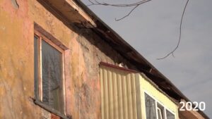 Yury Dud Instagram - Сегодня – ровно год полномасштабному вторжению России в Украину. Ровно год кровавой и бессмысленной войне, которую развязал Путин и его окружение. Все последние дни мир публикует фотографии и видео, к чему эта война привела: Мариуполь, Буча, Ирпень, Бахмут, многие тысячи убитых, миллионы покинувших свои дома.
 
Но я в эту трагическую дату выложу фотографии из России.
 
В начале весны 2020 года мы ездили снимать на Камчатку. В числе прочего мы поднимались на одну из улиц Петропавловска-Камчатского, главного города региона: там стоял дом, где полвека не делали ремонт и где продолжали жить люди. Пенсионер Анатолий (занимал комнату в коммунальной квартире) подробно рассказывал, как тяжело там живется, и жаловался, что нечем платить коммуналку. При этом хвалил Путина, очень радовался присоединению Крыма, на видном месте держал портрет Сталина.
 
Три года спустя мы проверили, как выглядит этот дом.
 
Мне бы очень хотелось, чтобы все те, кто поддерживает эту войну, те, кто радуется оккупации территорий Украины и включению их в состав России, поискали на этих фотографиях отличия.
 
Какие-то изменения, впрочем, есть. Коммуналка, по словам местных, выросла. Пенсионер Анатолий умер.
 
Это разваливающееся здание, хоть и находится в 7000 км от линии фронта, одна из многих иллюстраций путинского режима. Если бы оно было отремонтировано (или построено заново), это значило бы, что Россия – обустроенное и притягательное место, большинство стран мира хочет с ней сотрудничать, и никаких спецопераций по принуждению к любви и дружбе не может быть даже в мыслях. Если бы оно было отремонтировано (или построено заново), его жители занимались бы своей частной жизнью и не нуждались бы в галлюциногене имперского псевдовеличия. Но за много лет у власти Путин так и не смог организовать безопасность и комфорт людей на своей земле и пошел захватывать чужие.

Это здание (как и сама Камчатка) – напоминание: нам бы свой дом привести в порядок, а не лезть в чужой с гранатометом наперевес и учить его обитателей жизни.

Украинскому народу и всем людям из России, Беларуси и других стран, которые выступают против этой войны, – поддержка и скорейшей победы над злом.