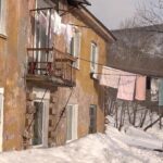 Yury Dud Instagram - Сегодня – ровно год полномасштабному вторжению России в Украину. Ровно год кровавой и бессмысленной войне, которую развязал Путин и его окружение. Все последние дни мир публикует фотографии и видео, к чему эта война привела: Мариуполь, Буча, Ирпень, Бахмут, многие тысячи убитых, миллионы покинувших свои дома. Но я в эту трагическую дату выложу фотографии из России. В начале весны 2020 года мы ездили снимать на Камчатку. В числе прочего мы поднимались на одну из улиц Петропавловска-Камчатского, главного города региона: там стоял дом, где полвека не делали ремонт и где продолжали жить люди. Пенсионер Анатолий (занимал комнату в коммунальной квартире) подробно рассказывал, как тяжело там живется, и жаловался, что нечем платить коммуналку. При этом хвалил Путина, очень радовался присоединению Крыма, на видном месте держал портрет Сталина. Три года спустя мы проверили, как выглядит этот дом. Мне бы очень хотелось, чтобы все те, кто поддерживает эту войну, те, кто радуется оккупации территорий Украины и включению их в состав России, поискали на этих фотографиях отличия. Какие-то изменения, впрочем, есть. Коммуналка, по словам местных, выросла. Пенсионер Анатолий умер. Это разваливающееся здание, хоть и находится в 7000 км от линии фронта, одна из многих иллюстраций путинского режима. Если бы оно было отремонтировано (или построено заново), это значило бы, что Россия – обустроенное и притягательное место, большинство стран мира хочет с ней сотрудничать, и никаких спецопераций по принуждению к любви и дружбе не может быть даже в мыслях. Если бы оно было отремонтировано (или построено заново), его жители занимались бы своей частной жизнью и не нуждались бы в галлюциногене имперского псевдовеличия. Но за много лет у власти Путин так и не смог организовать безопасность и комфорт людей на своей земле и пошел захватывать чужие. Это здание (как и сама Камчатка) – напоминание: нам бы свой дом привести в порядок, а не лезть в чужой с гранатометом наперевес и учить его обитателей жизни. Украинскому народу и всем людям из России, Беларуси и других стран, которые выступают против этой войны, – поддержка и скорейшей победы над злом.