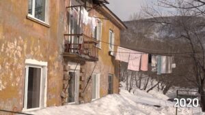 Yury Dud Instagram - Сегодня – ровно год полномасштабному вторжению России в Украину. Ровно год кровавой и бессмысленной войне, которую развязал Путин и его окружение. Все последние дни мир публикует фотографии и видео, к чему эта война привела: Мариуполь, Буча, Ирпень, Бахмут, многие тысячи убитых, миллионы покинувших свои дома.
 
Но я в эту трагическую дату выложу фотографии из России.
 
В начале весны 2020 года мы ездили снимать на Камчатку. В числе прочего мы поднимались на одну из улиц Петропавловска-Камчатского, главного города региона: там стоял дом, где полвека не делали ремонт и где продолжали жить люди. Пенсионер Анатолий (занимал комнату в коммунальной квартире) подробно рассказывал, как тяжело там живется, и жаловался, что нечем платить коммуналку. При этом хвалил Путина, очень радовался присоединению Крыма, на видном месте держал портрет Сталина.
 
Три года спустя мы проверили, как выглядит этот дом.
 
Мне бы очень хотелось, чтобы все те, кто поддерживает эту войну, те, кто радуется оккупации территорий Украины и включению их в состав России, поискали на этих фотографиях отличия.
 
Какие-то изменения, впрочем, есть. Коммуналка, по словам местных, выросла. Пенсионер Анатолий умер.
 
Это разваливающееся здание, хоть и находится в 7000 км от линии фронта, одна из многих иллюстраций путинского режима. Если бы оно было отремонтировано (или построено заново), это значило бы, что Россия – обустроенное и притягательное место, большинство стран мира хочет с ней сотрудничать, и никаких спецопераций по принуждению к любви и дружбе не может быть даже в мыслях. Если бы оно было отремонтировано (или построено заново), его жители занимались бы своей частной жизнью и не нуждались бы в галлюциногене имперского псевдовеличия. Но за много лет у власти Путин так и не смог организовать безопасность и комфорт людей на своей земле и пошел захватывать чужие.

Это здание (как и сама Камчатка) – напоминание: нам бы свой дом привести в порядок, а не лезть в чужой с гранатометом наперевес и учить его обитателей жизни.

Украинскому народу и всем людям из России, Беларуси и других стран, которые выступают против этой войны, – поддержка и скорейшей победы над злом.