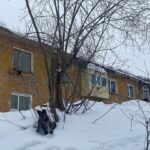 Yury Dud Instagram - Сегодня – ровно год полномасштабному вторжению России в Украину. Ровно год кровавой и бессмысленной войне, которую развязал Путин и его окружение. Все последние дни мир публикует фотографии и видео, к чему эта война привела: Мариуполь, Буча, Ирпень, Бахмут, многие тысячи убитых, миллионы покинувших свои дома. Но я в эту трагическую дату выложу фотографии из России. В начале весны 2020 года мы ездили снимать на Камчатку. В числе прочего мы поднимались на одну из улиц Петропавловска-Камчатского, главного города региона: там стоял дом, где полвека не делали ремонт и где продолжали жить люди. Пенсионер Анатолий (занимал комнату в коммунальной квартире) подробно рассказывал, как тяжело там живется, и жаловался, что нечем платить коммуналку. При этом хвалил Путина, очень радовался присоединению Крыма, на видном месте держал портрет Сталина. Три года спустя мы проверили, как выглядит этот дом. Мне бы очень хотелось, чтобы все те, кто поддерживает эту войну, те, кто радуется оккупации территорий Украины и включению их в состав России, поискали на этих фотографиях отличия. Какие-то изменения, впрочем, есть. Коммуналка, по словам местных, выросла. Пенсионер Анатолий умер. Это разваливающееся здание, хоть и находится в 7000 км от линии фронта, одна из многих иллюстраций путинского режима. Если бы оно было отремонтировано (или построено заново), это значило бы, что Россия – обустроенное и притягательное место, большинство стран мира хочет с ней сотрудничать, и никаких спецопераций по принуждению к любви и дружбе не может быть даже в мыслях. Если бы оно было отремонтировано (или построено заново), его жители занимались бы своей частной жизнью и не нуждались бы в галлюциногене имперского псевдовеличия. Но за много лет у власти Путин так и не смог организовать безопасность и комфорт людей на своей земле и пошел захватывать чужие. Это здание (как и сама Камчатка) – напоминание: нам бы свой дом привести в порядок, а не лезть в чужой с гранатометом наперевес и учить его обитателей жизни. Украинскому народу и всем людям из России, Беларуси и других стран, которые выступают против этой войны, – поддержка и скорейшей победы над злом.