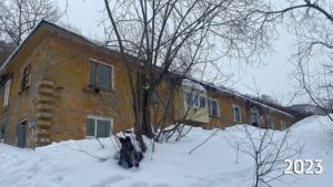 Yury Dud Instagram - Сегодня – ровно год полномасштабному вторжению России в Украину. Ровно год кровавой и бессмысленной войне, которую развязал Путин и его окружение. Все последние дни мир публикует фотографии и видео, к чему эта война привела: Мариуполь, Буча, Ирпень, Бахмут, многие тысячи убитых, миллионы покинувших свои дома.
 
Но я в эту трагическую дату выложу фотографии из России.
 
В начале весны 2020 года мы ездили снимать на Камчатку. В числе прочего мы поднимались на одну из улиц Петропавловска-Камчатского, главного города региона: там стоял дом, где полвека не делали ремонт и где продолжали жить люди. Пенсионер Анатолий (занимал комнату в коммунальной квартире) подробно рассказывал, как тяжело там живется, и жаловался, что нечем платить коммуналку. При этом хвалил Путина, очень радовался присоединению Крыма, на видном месте держал портрет Сталина.
 
Три года спустя мы проверили, как выглядит этот дом.
 
Мне бы очень хотелось, чтобы все те, кто поддерживает эту войну, те, кто радуется оккупации территорий Украины и включению их в состав России, поискали на этих фотографиях отличия.
 
Какие-то изменения, впрочем, есть. Коммуналка, по словам местных, выросла. Пенсионер Анатолий умер.
 
Это разваливающееся здание, хоть и находится в 7000 км от линии фронта, одна из многих иллюстраций путинского режима. Если бы оно было отремонтировано (или построено заново), это значило бы, что Россия – обустроенное и притягательное место, большинство стран мира хочет с ней сотрудничать, и никаких спецопераций по принуждению к любви и дружбе не может быть даже в мыслях. Если бы оно было отремонтировано (или построено заново), его жители занимались бы своей частной жизнью и не нуждались бы в галлюциногене имперского псевдовеличия. Но за много лет у власти Путин так и не смог организовать безопасность и комфорт людей на своей земле и пошел захватывать чужие.

Это здание (как и сама Камчатка) – напоминание: нам бы свой дом привести в порядок, а не лезть в чужой с гранатометом наперевес и учить его обитателей жизни.

Украинскому народу и всем людям из России, Беларуси и других стран, которые выступают против этой войны, – поддержка и скорейшей победы над злом.