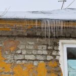Yury Dud Instagram - Сегодня – ровно год полномасштабному вторжению России в Украину. Ровно год кровавой и бессмысленной войне, которую развязал Путин и его окружение. Все последние дни мир публикует фотографии и видео, к чему эта война привела: Мариуполь, Буча, Ирпень, Бахмут, многие тысячи убитых, миллионы покинувших свои дома. Но я в эту трагическую дату выложу фотографии из России. В начале весны 2020 года мы ездили снимать на Камчатку. В числе прочего мы поднимались на одну из улиц Петропавловска-Камчатского, главного города региона: там стоял дом, где полвека не делали ремонт и где продолжали жить люди. Пенсионер Анатолий (занимал комнату в коммунальной квартире) подробно рассказывал, как тяжело там живется, и жаловался, что нечем платить коммуналку. При этом хвалил Путина, очень радовался присоединению Крыма, на видном месте держал портрет Сталина. Три года спустя мы проверили, как выглядит этот дом. Мне бы очень хотелось, чтобы все те, кто поддерживает эту войну, те, кто радуется оккупации территорий Украины и включению их в состав России, поискали на этих фотографиях отличия. Какие-то изменения, впрочем, есть. Коммуналка, по словам местных, выросла. Пенсионер Анатолий умер. Это разваливающееся здание, хоть и находится в 7000 км от линии фронта, одна из многих иллюстраций путинского режима. Если бы оно было отремонтировано (или построено заново), это значило бы, что Россия – обустроенное и притягательное место, большинство стран мира хочет с ней сотрудничать, и никаких спецопераций по принуждению к любви и дружбе не может быть даже в мыслях. Если бы оно было отремонтировано (или построено заново), его жители занимались бы своей частной жизнью и не нуждались бы в галлюциногене имперского псевдовеличия. Но за много лет у власти Путин так и не смог организовать безопасность и комфорт людей на своей земле и пошел захватывать чужие. Это здание (как и сама Камчатка) – напоминание: нам бы свой дом привести в порядок, а не лезть в чужой с гранатометом наперевес и учить его обитателей жизни. Украинскому народу и всем людям из России, Беларуси и других стран, которые выступают против этой войны, – поддержка и скорейшей победы над злом.