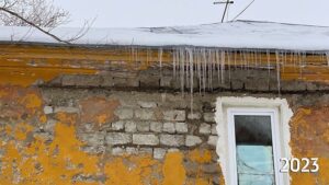 Yury Dud Instagram - Сегодня – ровно год полномасштабному вторжению России в Украину. Ровно год кровавой и бессмысленной войне, которую развязал Путин и его окружение. Все последние дни мир публикует фотографии и видео, к чему эта война привела: Мариуполь, Буча, Ирпень, Бахмут, многие тысячи убитых, миллионы покинувших свои дома.
 
Но я в эту трагическую дату выложу фотографии из России.
 
В начале весны 2020 года мы ездили снимать на Камчатку. В числе прочего мы поднимались на одну из улиц Петропавловска-Камчатского, главного города региона: там стоял дом, где полвека не делали ремонт и где продолжали жить люди. Пенсионер Анатолий (занимал комнату в коммунальной квартире) подробно рассказывал, как тяжело там живется, и жаловался, что нечем платить коммуналку. При этом хвалил Путина, очень радовался присоединению Крыма, на видном месте держал портрет Сталина.
 
Три года спустя мы проверили, как выглядит этот дом.
 
Мне бы очень хотелось, чтобы все те, кто поддерживает эту войну, те, кто радуется оккупации территорий Украины и включению их в состав России, поискали на этих фотографиях отличия.
 
Какие-то изменения, впрочем, есть. Коммуналка, по словам местных, выросла. Пенсионер Анатолий умер.
 
Это разваливающееся здание, хоть и находится в 7000 км от линии фронта, одна из многих иллюстраций путинского режима. Если бы оно было отремонтировано (или построено заново), это значило бы, что Россия – обустроенное и притягательное место, большинство стран мира хочет с ней сотрудничать, и никаких спецопераций по принуждению к любви и дружбе не может быть даже в мыслях. Если бы оно было отремонтировано (или построено заново), его жители занимались бы своей частной жизнью и не нуждались бы в галлюциногене имперского псевдовеличия. Но за много лет у власти Путин так и не смог организовать безопасность и комфорт людей на своей земле и пошел захватывать чужие.

Это здание (как и сама Камчатка) – напоминание: нам бы свой дом привести в порядок, а не лезть в чужой с гранатометом наперевес и учить его обитателей жизни.

Украинскому народу и всем людям из России, Беларуси и других стран, которые выступают против этой войны, – поддержка и скорейшей победы над злом.
