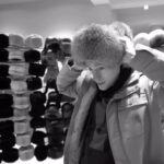 Yury Dud Instagram – Видео – нарезка из некоторых наших рекламных интеграций за последние годы.
 
Мы никогда не стеснялись рекламы и всегда были благодарны тем, кто готов ее у нас размещать. Честно заработанные деньги дают независимость, а она – очень притягательная штука.
 
В какой-то момент мы подумали: а почему бы каждую рекламную интеграцию не делать с той же энергией, что и основной ролик? Ну, хотя бы стараться.
 
И начертили в своих головах такую схему (в ней – ничего революционного; на то, что так никто не делал раньше, не претендуем): в начале интеграции мы или показываем, или рассказываем зрителям что-то интересное, а они в благодарность за это не перематывают ее и смотрят до конца. Клиенту – внимание аудитории. Зрителю – интересное даже там, где далеко не всегда бывает интересно. Нам – кайф от того, что даже вроде как техническую часть контента можно делать органично, то есть с тем же интересом к миру вокруг нас.
 
Возможно, к нам всегда стучались за рекламой в том числе, потому что или знали, или чувствовали все, что написано выше.
 
Люди, захватившие в России власть, запретили тем, кого они называют иноагентами, размещать рекламу. Это значит, что компании, которые остаются в России, в ближайшее время не смогут быть нашими клиентами – даже если по-прежнему этого хотят.
 
Неприятно и неудобно, но пока – не повод отчаиваться.
 
В мире остается большое количество бизнесов, не имеющих никакой юридической связи с Россией – прекрасной страной, но все более безумным государством, которое еще одну категорию своих граждан подтвергает дискриминации (запрет рекламы иноагентам – это она и есть; кстати, напрямую противоречит Конституции).
 
Если вы, ваши близкие или ваши друзья – из такого бизнеса, если вам (или им) нужна активная, платежеспособная аудитория и авторы, которым нравится делать рекламу, то пишите вот сюда: anlyalin@gmail.com