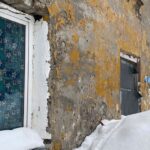 Yury Dud Instagram - Сегодня – ровно год полномасштабному вторжению России в Украину. Ровно год кровавой и бессмысленной войне, которую развязал Путин и его окружение. Все последние дни мир публикует фотографии и видео, к чему эта война привела: Мариуполь, Буча, Ирпень, Бахмут, многие тысячи убитых, миллионы покинувших свои дома. Но я в эту трагическую дату выложу фотографии из России. В начале весны 2020 года мы ездили снимать на Камчатку. В числе прочего мы поднимались на одну из улиц Петропавловска-Камчатского, главного города региона: там стоял дом, где полвека не делали ремонт и где продолжали жить люди. Пенсионер Анатолий (занимал комнату в коммунальной квартире) подробно рассказывал, как тяжело там живется, и жаловался, что нечем платить коммуналку. При этом хвалил Путина, очень радовался присоединению Крыма, на видном месте держал портрет Сталина. Три года спустя мы проверили, как выглядит этот дом. Мне бы очень хотелось, чтобы все те, кто поддерживает эту войну, те, кто радуется оккупации территорий Украины и включению их в состав России, поискали на этих фотографиях отличия. Какие-то изменения, впрочем, есть. Коммуналка, по словам местных, выросла. Пенсионер Анатолий умер. Это разваливающееся здание, хоть и находится в 7000 км от линии фронта, одна из многих иллюстраций путинского режима. Если бы оно было отремонтировано (или построено заново), это значило бы, что Россия – обустроенное и притягательное место, большинство стран мира хочет с ней сотрудничать, и никаких спецопераций по принуждению к любви и дружбе не может быть даже в мыслях. Если бы оно было отремонтировано (или построено заново), его жители занимались бы своей частной жизнью и не нуждались бы в галлюциногене имперского псевдовеличия. Но за много лет у власти Путин так и не смог организовать безопасность и комфорт людей на своей земле и пошел захватывать чужие. Это здание (как и сама Камчатка) – напоминание: нам бы свой дом привести в порядок, а не лезть в чужой с гранатометом наперевес и учить его обитателей жизни. Украинскому народу и всем людям из России, Беларуси и других стран, которые выступают против этой войны, – поддержка и скорейшей победы над злом.
