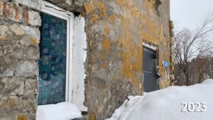 Yury Dud Instagram - Сегодня – ровно год полномасштабному вторжению России в Украину. Ровно год кровавой и бессмысленной войне, которую развязал Путин и его окружение. Все последние дни мир публикует фотографии и видео, к чему эта война привела: Мариуполь, Буча, Ирпень, Бахмут, многие тысячи убитых, миллионы покинувших свои дома.
 
Но я в эту трагическую дату выложу фотографии из России.
 
В начале весны 2020 года мы ездили снимать на Камчатку. В числе прочего мы поднимались на одну из улиц Петропавловска-Камчатского, главного города региона: там стоял дом, где полвека не делали ремонт и где продолжали жить люди. Пенсионер Анатолий (занимал комнату в коммунальной квартире) подробно рассказывал, как тяжело там живется, и жаловался, что нечем платить коммуналку. При этом хвалил Путина, очень радовался присоединению Крыма, на видном месте держал портрет Сталина.
 
Три года спустя мы проверили, как выглядит этот дом.
 
Мне бы очень хотелось, чтобы все те, кто поддерживает эту войну, те, кто радуется оккупации территорий Украины и включению их в состав России, поискали на этих фотографиях отличия.
 
Какие-то изменения, впрочем, есть. Коммуналка, по словам местных, выросла. Пенсионер Анатолий умер.
 
Это разваливающееся здание, хоть и находится в 7000 км от линии фронта, одна из многих иллюстраций путинского режима. Если бы оно было отремонтировано (или построено заново), это значило бы, что Россия – обустроенное и притягательное место, большинство стран мира хочет с ней сотрудничать, и никаких спецопераций по принуждению к любви и дружбе не может быть даже в мыслях. Если бы оно было отремонтировано (или построено заново), его жители занимались бы своей частной жизнью и не нуждались бы в галлюциногене имперского псевдовеличия. Но за много лет у власти Путин так и не смог организовать безопасность и комфорт людей на своей земле и пошел захватывать чужие.

Это здание (как и сама Камчатка) – напоминание: нам бы свой дом привести в порядок, а не лезть в чужой с гранатометом наперевес и учить его обитателей жизни.

Украинскому народу и всем людям из России, Беларуси и других стран, которые выступают против этой войны, – поддержка и скорейшей победы над злом.