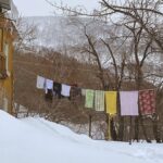 Yury Dud Instagram - Сегодня – ровно год полномасштабному вторжению России в Украину. Ровно год кровавой и бессмысленной войне, которую развязал Путин и его окружение. Все последние дни мир публикует фотографии и видео, к чему эта война привела: Мариуполь, Буча, Ирпень, Бахмут, многие тысячи убитых, миллионы покинувших свои дома. Но я в эту трагическую дату выложу фотографии из России. В начале весны 2020 года мы ездили снимать на Камчатку. В числе прочего мы поднимались на одну из улиц Петропавловска-Камчатского, главного города региона: там стоял дом, где полвека не делали ремонт и где продолжали жить люди. Пенсионер Анатолий (занимал комнату в коммунальной квартире) подробно рассказывал, как тяжело там живется, и жаловался, что нечем платить коммуналку. При этом хвалил Путина, очень радовался присоединению Крыма, на видном месте держал портрет Сталина. Три года спустя мы проверили, как выглядит этот дом. Мне бы очень хотелось, чтобы все те, кто поддерживает эту войну, те, кто радуется оккупации территорий Украины и включению их в состав России, поискали на этих фотографиях отличия. Какие-то изменения, впрочем, есть. Коммуналка, по словам местных, выросла. Пенсионер Анатолий умер. Это разваливающееся здание, хоть и находится в 7000 км от линии фронта, одна из многих иллюстраций путинского режима. Если бы оно было отремонтировано (или построено заново), это значило бы, что Россия – обустроенное и притягательное место, большинство стран мира хочет с ней сотрудничать, и никаких спецопераций по принуждению к любви и дружбе не может быть даже в мыслях. Если бы оно было отремонтировано (или построено заново), его жители занимались бы своей частной жизнью и не нуждались бы в галлюциногене имперского псевдовеличия. Но за много лет у власти Путин так и не смог организовать безопасность и комфорт людей на своей земле и пошел захватывать чужие. Это здание (как и сама Камчатка) – напоминание: нам бы свой дом привести в порядок, а не лезть в чужой с гранатометом наперевес и учить его обитателей жизни. Украинскому народу и всем людям из России, Беларуси и других стран, которые выступают против этой войны, – поддержка и скорейшей победы над злом.