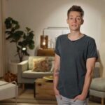 Yury Dud Instagram - Ужасные цифры последних месяцев: с начала войны более 11 миллионов жителей Украины покинули свои дома; более 4 миллионов из них были вынуждены выехать за пределы Украины. У кого-то из беженцев за границей есть родственники и знакомые, но большинство едут вникуда. У них нет конкретных маршрутов, серьезных сбережений, часто – знания иностранных языков. К счастью, на их пути встречаются люди, готовые помочь. В этом выпуске мы на одном конкретном примере покажем, как такая помощь устроена. Настя Чуковская @happyfamilybooks и Лёша Зеленский @troobaadoor – прекрасная пара и мои давние знакомые. Настя ко всему прочему еще и однокурсница по факультету журналистики МГУ. Лёша – музыкант, композитор и звукорежиссер. Настя много лет работала продюсером в различных российских медиа, а в последние годы занимается образовательными проектами. Уже много лет они живут в Будапеште и с первых дней войны помогают беженцам – их в Венгрию въехало более 500 тысяч. Сначала они просто оборудовали свою пустующую квартиру и стали селить туда тех, кому негде было переночевать. Потом к ним присоединились люди со всего мира: они делились с беженцами своими жилищами или арендовали им квартиры и гостиничные номера, причем находится эти люди могли в тысячах километров от Будапешта. В итоге это превратилось в небольшой, но непрерывно работающий механизм, где Леша, Настя и их друзья дают беженцам ночлег, и параллельно решают их проблемы – с документами, бытом и многим другим. Миллионы людей, живущие в самых разных странах и говорящие на самых разных языках, ежедневно читают и смотрят новости и спрашивают себя: а чем конкретно я мог бы помочь тем, кто страдает от этой безумной войны? Наше видео – один из ответов на этот вопрос. (Ссылка – в профиле)