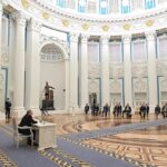 Yury Dud Instagram - Хочется сказать две вещи. Первое. На прошлой неделе я впервые оказался в Норвегии. Поездка была короткой, но далась тяжело. Все города и поселки, которые мы встречали на своем пути, оставляли примерно такое впечатление: когда-то люди оказались на холодном, вытянутом и не очень пригодном для комфортной жизни куске земли, но смогли обустроить его так, что даже самая захолустная деревня на 10 домов излучает благополучие. И это мы еще не были на границе: в интернете много сравнений норвежского Киркенеса с нашими Заполярным или Никелем (расстояние – 55-65 км); если не боитесь окончательного упадка настроения и сил – найдите и посмотрите. Есть много причин, почему у них – нефть и газ и вот так, а у нас – нефть и газ и вот так вот. Вчера большинство из этих причин мы снова наблюдали. Увлекшийся историей император. Свита с ампутированным мнением и волей. Пропагандистский эскорт, так складно и так сладко одобряющий войну из теплых столичных квартир. Ну и решения, которые вся эта тусовка принимает. Решения – не на то, чтобы конвертировать природные ресурсы в благополучие Воронежа, Камчатки, Никеля и Заполярного, а чтобы богатеть самим и подольше в управлении этих ресурсов оставаться. Все, что написано выше, – очень банально; это очевидно для всех, у кого 2Х2=4. Поэтому я пишу это ровно с одним мотивом: когда мои дети подрастут, доберутся до этого клочка истории, охренеют и спросят: «Пап, ну а ты-то тогда чего?» – у меня будет письменное доказательство: эту власть я не выбирал, ее имперский угар я не поддерживал. Второе. Весной прошлого года у нас вышел выпуск с Михалычем из петербургской группы Animal Джаz. Отвечая на вопрос: «Как ты воспринимаешь то, что происходит между Россией и Украиной?», – он ответил: «Жесть. Трагедия. И чувство вины Вот эти все зеленые человечки, вот это все вмешательство со стороны – это бесконечные чувства моего стыда и вины. С одной стороны – за то, что я не могу повлиять. С другой – за то, что это моя страна, хотя я вроде бы напрямую и не ответственен за эти вещи». (окончание – в карусели)