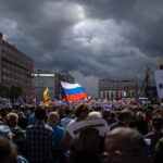 Yury Dud Instagram – Обложка нашего последнего выпуска сделана фотографом Евгением Фельдманом. Пока мы монтировали, случилась еще одна грустная рифма: Фельдман объявил об отъезде из России (на всякий случай: он гражданин России, НЕ Беларуси). Почему так произошло – можно почитать у него в инстаграме @evgenyfeldman, там подробное (и, к сожалению, довольно логичное) объяснение об опасении преследований. 
В карусели выше – некоторые фото Фельдмана.
1. Москва, 2019, митинг за допуск независимых кандидатов на выборы.
2. Петербург, 2015, качалка
3. Москва, 2013, кампания Навального перед выборами мэра Москвы
4. Москва, 2017, Спартак становится чемпионом
5. Даллас, США, 2016, авиашоу
6. полигон Алабино под Москвой, 2015
7. Киров, 2013, задний двор городского суда
8. Минск, Беларусь, 2020 
9. Москва, 2019, акция в поддержку независимых кандидатов на выборы
10. Москва, суд по аресту Алексея Гаскарова по Болотному делу (слева – его невеста Анна)