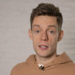 Yury Dud Instagram – Этой осенью появилось очередное доказательство: в России – регулярно и в огромном количестве – пытают людей. Проект Gulagu.net опубликовал видео, на которых заключенных российских тюрем жестоко избивают и подвергают сексуальному насилию. Подробно о том, как этот видеоархив появился, можно увидеть на самом Gulagu.net, а также на каналах BBC и Ксении Собчак.
Однако широкого общественного резонанса это не вызвало. Возможно, из-за того, что далеко не все могут с сочувствием относиться к тем, кто находится в местах лишения свободы.
Но так вышло, что пытки – это угроза даже для тех из нас, кто не то что никогда не сидел в тюрьме – никогда не имел проблем с законом. Так вышло, что в России ты днем можешь заниматься своими делами, вечером – обнаружить себя в отделении полиции привязанным к стулу, а с утра – сознаваться в преступлении, которого не совершал.
В выпуске, который вы сейчас увидите, акцент сделан именно на этом: как пытают людей – часто ни в чем не виновных – в российской полиции.
Как именно и почему пытают? Как жить после того, как ты подвергся пыткам? Что за люди уже много лет этому противостоят? И главное: есть ли хоть какой-то шанс, что в ближайшее время такого беспредела в России станет меньше?
Ссылка – в профиле. Вперед.