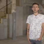 Yury Dud Instagram – Режиссер Владимир Меньшов за свою жизнь снял всего 5 фильмов, но этого было достаточно, чтобы навсегда остаться в истории. Две его работы – «Москва слезам не верит» и «Любовь и голуби» – абсолютно великие: у одной из них есть Оскар, у обеих – колоссальная народная любовь.
Гораздо сложнее все получилось с комедией «Ширли-мырли»: она вышла в 1995 году и многими оказалась непонятой. Грубые шутки, диковатый сюжет, ощущение тотального хаоса – все это давало повод называть фильм дурновкусием и считать, что мастер ошибся.
Нам с Даней Туровским такое отношение к «Ширли-мырли» всегда казалось несправедливым. В нашем представлении это – недооцененный шедевр, один из главных фильмов 90-х и важнейшая глава энциклопедии русской жизни. Чтобы попробовать эту несправедливость исправить, мы и сняли этот выпуск.
Важно: внутри – много спойлеров. При этом если вы не смотрели «Ширли-мырли», не факт, что это видео помешает дальнейшему просмотру кино: весь кайф там не столько в сюжете.
Снимать этот выпуск мы начали еще в августе. Осенью актер Валерий Гаркалин оказался в больнице и был переведен на аппарат ИВЛ. Когда я записываю эту подводку, приходят новости о том, что ему стало лучше. 
Валерий Борисович, мы держим кулаки за то, чтобы вы выкарабкались и вернулись к работе. Вы – блистательный артист, и в ближайшие полтора, кажется, все смогут в этом убедиться.
Вперед!
(ссылка – в профиле)