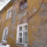 Yury Dud Instagram - Сегодня – ровно год полномасштабному вторжению России в Украину. Ровно год кровавой и бессмысленной войне, которую развязал Путин и его окружение. Все последние дни мир публикует фотографии и видео, к чему эта война привела: Мариуполь, Буча, Ирпень, Бахмут, многие тысячи убитых, миллионы покинувших свои дома. Но я в эту трагическую дату выложу фотографии из России. В начале весны 2020 года мы ездили снимать на Камчатку. В числе прочего мы поднимались на одну из улиц Петропавловска-Камчатского, главного города региона: там стоял дом, где полвека не делали ремонт и где продолжали жить люди. Пенсионер Анатолий (занимал комнату в коммунальной квартире) подробно рассказывал, как тяжело там живется, и жаловался, что нечем платить коммуналку. При этом хвалил Путина, очень радовался присоединению Крыма, на видном месте держал портрет Сталина. Три года спустя мы проверили, как выглядит этот дом. Мне бы очень хотелось, чтобы все те, кто поддерживает эту войну, те, кто радуется оккупации территорий Украины и включению их в состав России, поискали на этих фотографиях отличия. Какие-то изменения, впрочем, есть. Коммуналка, по словам местных, выросла. Пенсионер Анатолий умер. Это разваливающееся здание, хоть и находится в 7000 км от линии фронта, одна из многих иллюстраций путинского режима. Если бы оно было отремонтировано (или построено заново), это значило бы, что Россия – обустроенное и притягательное место, большинство стран мира хочет с ней сотрудничать, и никаких спецопераций по принуждению к любви и дружбе не может быть даже в мыслях. Если бы оно было отремонтировано (или построено заново), его жители занимались бы своей частной жизнью и не нуждались бы в галлюциногене имперского псевдовеличия. Но за много лет у власти Путин так и не смог организовать безопасность и комфорт людей на своей земле и пошел захватывать чужие. Это здание (как и сама Камчатка) – напоминание: нам бы свой дом привести в порядок, а не лезть в чужой с гранатометом наперевес и учить его обитателей жизни. Украинскому народу и всем людям из России, Беларуси и других стран, которые выступают против этой войны, – поддержка и скорейшей победы над злом.
