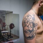Yury Dud Instagram – Обложка нашего последнего выпуска сделана фотографом Евгением Фельдманом. Пока мы монтировали, случилась еще одна грустная рифма: Фельдман объявил об отъезде из России (на всякий случай: он гражданин России, НЕ Беларуси). Почему так произошло – можно почитать у него в инстаграме @evgenyfeldman, там подробное (и, к сожалению, довольно логичное) объяснение об опасении преследований. 
В карусели выше – некоторые фото Фельдмана.
1. Москва, 2019, митинг за допуск независимых кандидатов на выборы.
2. Петербург, 2015, качалка
3. Москва, 2013, кампания Навального перед выборами мэра Москвы
4. Москва, 2017, Спартак становится чемпионом
5. Даллас, США, 2016, авиашоу
6. полигон Алабино под Москвой, 2015
7. Киров, 2013, задний двор городского суда
8. Минск, Беларусь, 2020 
9. Москва, 2019, акция в поддержку независимых кандидатов на выборы
10. Москва, суд по аресту Алексея Гаскарова по Болотному делу (слева – его невеста Анна)