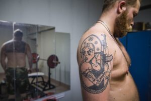 Yury Dud Instagram - Обложка нашего последнего выпуска сделана фотографом Евгением Фельдманом. Пока мы монтировали, случилась еще одна грустная рифма: Фельдман объявил об отъезде из России (на всякий случай: он гражданин России, НЕ Беларуси). Почему так произошло – можно почитать у него в инстаграме @evgenyfeldman, там подробное (и, к сожалению, довольно логичное) объяснение об опасении преследований. 
В карусели выше – некоторые фото Фельдмана.
1. Москва, 2019, митинг за допуск независимых кандидатов на выборы.
2. Петербург, 2015, качалка
3. Москва, 2013, кампания Навального перед выборами мэра Москвы
4. Москва, 2017, Спартак становится чемпионом
5. Даллас, США, 2016, авиашоу
6. полигон Алабино под Москвой, 2015
7. Киров, 2013, задний двор городского суда
8. Минск, Беларусь, 2020 
9. Москва, 2019, акция в поддержку независимых кандидатов на выборы
10. Москва, суд по аресту Алексея Гаскарова по Болотному делу (слева – его невеста Анна)