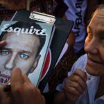 Yury Dud Instagram – Обложка нашего последнего выпуска сделана фотографом Евгением Фельдманом. Пока мы монтировали, случилась еще одна грустная рифма: Фельдман объявил об отъезде из России (на всякий случай: он гражданин России, НЕ Беларуси). Почему так произошло – можно почитать у него в инстаграме @evgenyfeldman, там подробное (и, к сожалению, довольно логичное) объяснение об опасении преследований. 
В карусели выше – некоторые фото Фельдмана.
1. Москва, 2019, митинг за допуск независимых кандидатов на выборы.
2. Петербург, 2015, качалка
3. Москва, 2013, кампания Навального перед выборами мэра Москвы
4. Москва, 2017, Спартак становится чемпионом
5. Даллас, США, 2016, авиашоу
6. полигон Алабино под Москвой, 2015
7. Киров, 2013, задний двор городского суда
8. Минск, Беларусь, 2020 
9. Москва, 2019, акция в поддержку независимых кандидатов на выборы
10. Москва, суд по аресту Алексея Гаскарова по Болотному делу (слева – его невеста Анна)