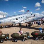 Yury Dud Instagram – Обложка нашего последнего выпуска сделана фотографом Евгением Фельдманом. Пока мы монтировали, случилась еще одна грустная рифма: Фельдман объявил об отъезде из России (на всякий случай: он гражданин России, НЕ Беларуси). Почему так произошло – можно почитать у него в инстаграме @evgenyfeldman, там подробное (и, к сожалению, довольно логичное) объяснение об опасении преследований. 
В карусели выше – некоторые фото Фельдмана.
1. Москва, 2019, митинг за допуск независимых кандидатов на выборы.
2. Петербург, 2015, качалка
3. Москва, 2013, кампания Навального перед выборами мэра Москвы
4. Москва, 2017, Спартак становится чемпионом
5. Даллас, США, 2016, авиашоу
6. полигон Алабино под Москвой, 2015
7. Киров, 2013, задний двор городского суда
8. Минск, Беларусь, 2020 
9. Москва, 2019, акция в поддержку независимых кандидатов на выборы
10. Москва, суд по аресту Алексея Гаскарова по Болотному делу (слева – его невеста Анна)