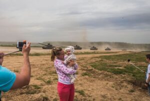 Yury Dud Instagram - Обложка нашего последнего выпуска сделана фотографом Евгением Фельдманом. Пока мы монтировали, случилась еще одна грустная рифма: Фельдман объявил об отъезде из России (на всякий случай: он гражданин России, НЕ Беларуси). Почему так произошло – можно почитать у него в инстаграме @evgenyfeldman, там подробное (и, к сожалению, довольно логичное) объяснение об опасении преследований. 
В карусели выше – некоторые фото Фельдмана.
1. Москва, 2019, митинг за допуск независимых кандидатов на выборы.
2. Петербург, 2015, качалка
3. Москва, 2013, кампания Навального перед выборами мэра Москвы
4. Москва, 2017, Спартак становится чемпионом
5. Даллас, США, 2016, авиашоу
6. полигон Алабино под Москвой, 2015
7. Киров, 2013, задний двор городского суда
8. Минск, Беларусь, 2020 
9. Москва, 2019, акция в поддержку независимых кандидатов на выборы
10. Москва, суд по аресту Алексея Гаскарова по Болотному делу (слева – его невеста Анна)