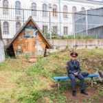Yury Dud Instagram – Обложка нашего последнего выпуска сделана фотографом Евгением Фельдманом. Пока мы монтировали, случилась еще одна грустная рифма: Фельдман объявил об отъезде из России (на всякий случай: он гражданин России, НЕ Беларуси). Почему так произошло – можно почитать у него в инстаграме @evgenyfeldman, там подробное (и, к сожалению, довольно логичное) объяснение об опасении преследований. 
В карусели выше – некоторые фото Фельдмана.
1. Москва, 2019, митинг за допуск независимых кандидатов на выборы.
2. Петербург, 2015, качалка
3. Москва, 2013, кампания Навального перед выборами мэра Москвы
4. Москва, 2017, Спартак становится чемпионом
5. Даллас, США, 2016, авиашоу
6. полигон Алабино под Москвой, 2015
7. Киров, 2013, задний двор городского суда
8. Минск, Беларусь, 2020 
9. Москва, 2019, акция в поддержку независимых кандидатов на выборы
10. Москва, суд по аресту Алексея Гаскарова по Болотному делу (слева – его невеста Анна)