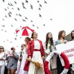 Yury Dud Instagram – Обложка нашего последнего выпуска сделана фотографом Евгением Фельдманом. Пока мы монтировали, случилась еще одна грустная рифма: Фельдман объявил об отъезде из России (на всякий случай: он гражданин России, НЕ Беларуси). Почему так произошло – можно почитать у него в инстаграме @evgenyfeldman, там подробное (и, к сожалению, довольно логичное) объяснение об опасении преследований. 
В карусели выше – некоторые фото Фельдмана.
1. Москва, 2019, митинг за допуск независимых кандидатов на выборы.
2. Петербург, 2015, качалка
3. Москва, 2013, кампания Навального перед выборами мэра Москвы
4. Москва, 2017, Спартак становится чемпионом
5. Даллас, США, 2016, авиашоу
6. полигон Алабино под Москвой, 2015
7. Киров, 2013, задний двор городского суда
8. Минск, Беларусь, 2020 
9. Москва, 2019, акция в поддержку независимых кандидатов на выборы
10. Москва, суд по аресту Алексея Гаскарова по Болотному делу (слева – его невеста Анна)