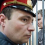 Yury Dud Instagram – Обложка нашего последнего выпуска сделана фотографом Евгением Фельдманом. Пока мы монтировали, случилась еще одна грустная рифма: Фельдман объявил об отъезде из России (на всякий случай: он гражданин России, НЕ Беларуси). Почему так произошло – можно почитать у него в инстаграме @evgenyfeldman, там подробное (и, к сожалению, довольно логичное) объяснение об опасении преследований. 
В карусели выше – некоторые фото Фельдмана.
1. Москва, 2019, митинг за допуск независимых кандидатов на выборы.
2. Петербург, 2015, качалка
3. Москва, 2013, кампания Навального перед выборами мэра Москвы
4. Москва, 2017, Спартак становится чемпионом
5. Даллас, США, 2016, авиашоу
6. полигон Алабино под Москвой, 2015
7. Киров, 2013, задний двор городского суда
8. Минск, Беларусь, 2020 
9. Москва, 2019, акция в поддержку независимых кандидатов на выборы
10. Москва, суд по аресту Алексея Гаскарова по Болотному делу (слева – его невеста Анна)