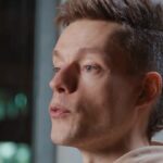 Yury Dud Instagram – В начале 2022 года один из наших недавних героев – комик Слава Комиссаренко – заявил об отъезде из России. По его информации, за ним в Москву выдвинулись сотрудники КГБ, чтобы силой доставить в Минск. Поскольку так уже не раз делали с белорусами, укрывавшимися в России, Комиссаренко уехал.
2021-й был объявлен в Беларуси годом большой мести. За это время там принудительно сажали самолет, выносили невероятные приговоры конкурентам Лукашенко на выборах; отправляли в тюрьму за комментарии в интернете; ввели практику принудительных публичных извинений.
В результате за последние годы страну покинуло огромное количество людей. Точной статистики не существует, но, по некоторым оценкам, речь о 200 000 человек – это как если бы из России уехали 3 000 000.
Путешествуя по миру, мы регулярно встречали белорусов, которые лишились родины – и их истории пронзали насквозь. Причем это далеко не только творческая молодежь, которую принято считать двигателем протестов. Среди них – инженеры, военные, работники больниц и поликлиник, пенсионеры. 
В ютубе есть фильм «Страна в изгнании» – его сняла журналистка «Дождя» @masha_borzo. Это замечательная работа, мы очень рекомендуем ее посмотреть, но она именно про то, как Беларусь прожила год с момента выборов. Наш выпуск – скорее, о том, как белорусская эмиграция осваивается на новых местах.
Мы пообщались с белорусами разных профессий, возраста и достатка с двумя основными целями:
1. Исследовать, как это – вынужденно оставить свой дом? Причем, оставить надолго, а, возможно, и навсегда.
2. Понять: могут ли репрессии в России достигнуть такого же уровня, который мы наблюдаем в сегодняшней Беларуси?
Ссылка – в профиле, вперед!