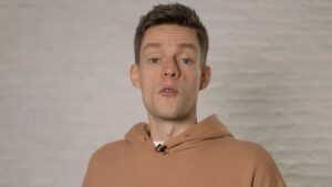Yury Dud Instagram - Этой осенью появилось очередное доказательство: в России – регулярно и в огромном количестве – пытают людей. Проект Gulagu.net опубликовал видео, на которых заключенных российских тюрем жестоко избивают и подвергают сексуальному насилию. Подробно о том, как этот видеоархив появился, можно увидеть на самом Gulagu.net, а также на каналах BBC и Ксении Собчак. Однако широкого общественного резонанса это не вызвало. Возможно, из-за того, что далеко не все могут с сочувствием относиться к тем, кто находится в местах лишения свободы. Но так вышло, что пытки – это угроза даже для тех из нас, кто не то что никогда не сидел в тюрьме – никогда не имел проблем с законом. Так вышло, что в России ты днем можешь заниматься своими делами, вечером – обнаружить себя в отделении полиции привязанным к стулу, а с утра – сознаваться в преступлении, которого не совершал. В выпуске, который вы сейчас увидите, акцент сделан именно на этом: как пытают людей – часто ни в чем не виновных – в российской полиции. Как именно и почему пытают? Как жить после того, как ты подвергся пыткам? Что за люди уже много лет этому противостоят? И главное: есть ли хоть какой-то шанс, что в ближайшее время такого беспредела в России станет меньше? Ссылка – в профиле. Вперед.