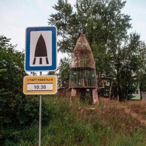 Yury Dud Instagram - В Братске (Иркутская область, 5 часов лета от Москвы) снова идет стритарт-фестиваль «Один за всех». Концепция – простая и гениальная: художники из самых разных стран готовят эскизы специально для фестиваля и присылают Григорию Шарову @etosharov, художнику и организатору, а тот или рисует, или строит эти работы в городе. Ни с кем их при этом не согласовывая.
В галерее выше – просто прекрасное из двух последних фестивалей. Для удобства вот авторы прекрасного:
«Дышать не легче» – @misha_marker (Петербург).
Парень на доме – @alexsenna (Бразилия).
Футбольная парковка – @vlady_art (Италия).
Олень в проводах - @zoomstreetart (Москва).
«Нарисуй по-братски» – @fruktyvrukty (Пермь).
Ракета – @miguelmarquezoutside (Австралия). Работа спилена неизвестными на следующее утро.
Сердце из фанеры – @oakoak_street_art (Франция). Работа уничтожена местными жителями на следующее утро.
Лавка со строительным уровнем – @a11c1ear (Екатеринбург). Шаров говорит, что на стеб над проваленным асфальтом администрация отреагировала интересно: лавку вытащили из ямы, но провал не заделали.
Отличный пример того, что даже небольшими ресурсами жизнь вокруг можно делать чуть интереснее. 
#заебись