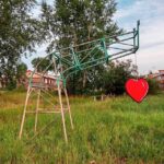 Yury Dud Instagram – В Братске (Иркутская область, 5 часов лета от Москвы) снова идет стритарт-фестиваль «Один за всех». Концепция – простая и гениальная: художники из самых разных стран готовят эскизы специально для фестиваля и присылают Григорию Шарову @etosharov, художнику и организатору, а тот или рисует, или строит эти работы в городе. Ни с кем их при этом не согласовывая.
В галерее выше – просто прекрасное из двух последних фестивалей. Для удобства вот авторы прекрасного:
«Дышать не легче» – @misha_marker (Петербург).
Парень на доме – @alexsenna (Бразилия).
Футбольная парковка – @vlady_art (Италия).
Олень в проводах – @zoomstreetart (Москва).
«Нарисуй по-братски» – @fruktyvrukty (Пермь).
Ракета – @miguelmarquezoutside (Австралия). Работа спилена неизвестными на следующее утро.
Сердце из фанеры – @oakoak_street_art (Франция). Работа уничтожена местными жителями на следующее утро.
Лавка со строительным уровнем – @a11c1ear (Екатеринбург). Шаров говорит, что на стеб над проваленным асфальтом администрация отреагировала интересно: лавку вытащили из ямы, но провал не заделали.
Отличный пример того, что даже небольшими ресурсами жизнь вокруг можно делать чуть интереснее. 
#заебись