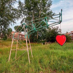 Yury Dud Instagram - В Братске (Иркутская область, 5 часов лета от Москвы) снова идет стритарт-фестиваль «Один за всех». Концепция – простая и гениальная: художники из самых разных стран готовят эскизы специально для фестиваля и присылают Григорию Шарову @etosharov, художнику и организатору, а тот или рисует, или строит эти работы в городе. Ни с кем их при этом не согласовывая.
В галерее выше – просто прекрасное из двух последних фестивалей. Для удобства вот авторы прекрасного:
«Дышать не легче» – @misha_marker (Петербург).
Парень на доме – @alexsenna (Бразилия).
Футбольная парковка – @vlady_art (Италия).
Олень в проводах - @zoomstreetart (Москва).
«Нарисуй по-братски» – @fruktyvrukty (Пермь).
Ракета – @miguelmarquezoutside (Австралия). Работа спилена неизвестными на следующее утро.
Сердце из фанеры – @oakoak_street_art (Франция). Работа уничтожена местными жителями на следующее утро.
Лавка со строительным уровнем – @a11c1ear (Екатеринбург). Шаров говорит, что на стеб над проваленным асфальтом администрация отреагировала интересно: лавку вытащили из ямы, но провал не заделали.
Отличный пример того, что даже небольшими ресурсами жизнь вокруг можно делать чуть интереснее. 
#заебись