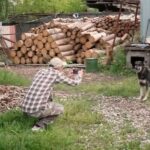 Yury Dud Instagram - В пятницу умер большой русский фотограф Дмитрий Марков. Параллельно фотографии он много занимался волонтерской деятельностью, помогая самым проблемным – детдомовцам, бездомным, наркозависимым и много кому еще. Изначально я хотел запостить сюда десяток его фото, но потом подумал, что многие из них гораздо масштабнее выглядят вместе с контекстом. Вот его инстаграм @dcim.ru, там он этот контекст прописывал. Если захотите переключиться – там на пару часов интересного (хотя и нелегкого) чтения. А выше – финал нашего выпуска про него и его друзей (вышел в ноябре 2020 года). Честные и точные слова про то, как это - любить Россию. 18+ НАСТОЯЩИЙ МАТЕРИАЛ ПРОИЗВЕДЕН, РАСПРОСТРАНЕН ИНОСТРАННЫМ АГЕНТОМ ДУДЕМ ЮРИЕМ АЛЕКСАНДРОВИЧЕМ