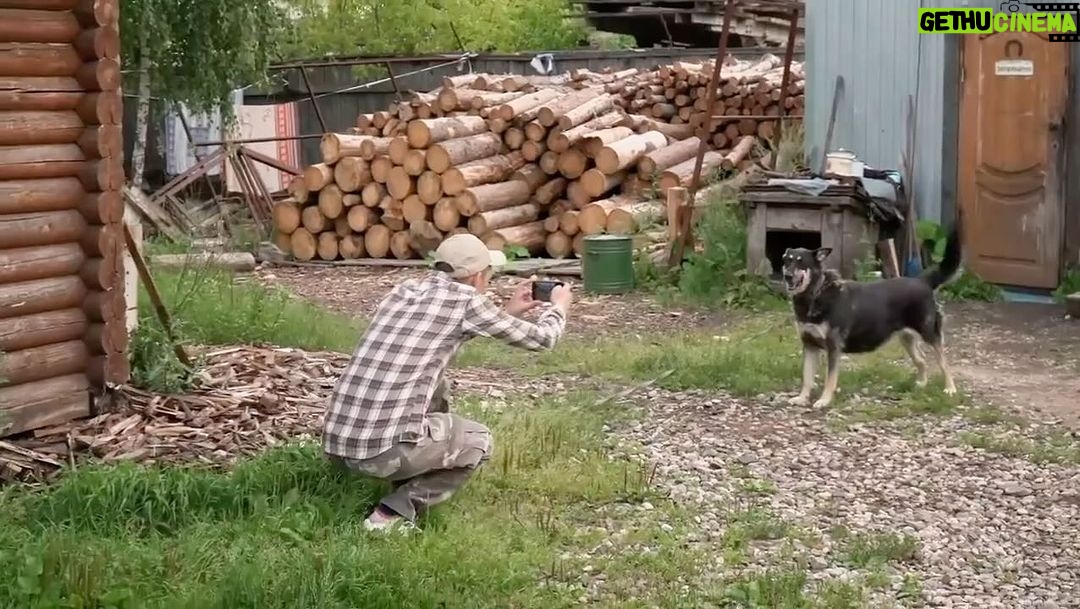 Yury Dud Instagram - В пятницу умер большой русский фотограф Дмитрий Марков. Параллельно фотографии он много занимался волонтерской деятельностью, помогая самым проблемным – детдомовцам, бездомным, наркозависимым и много кому еще. Изначально я хотел запостить сюда десяток его фото, но потом подумал, что многие из них гораздо масштабнее выглядят вместе с контекстом. Вот его инстаграм @dcim.ru, там он этот контекст прописывал. Если захотите переключиться – там на пару часов интересного (хотя и нелегкого) чтения. А выше – финал нашего выпуска про него и его друзей (вышел в ноябре 2020 года). Честные и точные слова про то, как это - любить Россию. 18+ НАСТОЯЩИЙ МАТЕРИАЛ ПРОИЗВЕДЕН, РАСПРОСТРАНЕН ИНОСТРАННЫМ АГЕНТОМ ДУДЕМ ЮРИЕМ АЛЕКСАНДРОВИЧЕМ