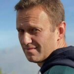 Yury Dud Instagram - Убит Алексей Навальный. После первых новостей об этом оперативно разлетелся отрывок из документального фильма «Навальный». Там Алексея спрашивают: какое послание ты оставишь, если тебя убьют? Его ответ («Не сдавайтесь!») – это не совсем последняя воля, но считаю необходимым ей последовать. Поэтому – пусть и через сверхусилие – никакого уныния. Политика путинской России – что ранней, что особенно сегодняшней – выстроена на страхе. Сначала пугали богатых, потом – всех подряд. Получилось эффективно. Навальный был одним из тех, кто не боялся. И точно – самым известным из тех, кто не боялся. Путин, Кадыров, Пригожин, Золотов – потенциальные проблемы от любого из них не мешали ему говорить то, что он думает. И для многих это было примером: если где-то в паре станций метро от тебя (на Автозаводской) ходит на работу человек (при этом – не фанатик, не отмороженный), который настолько не боится, то я попробую не бояться хотя бы на 1/10 от него. Возвращение домой в январе-2021 – это совершенно иной уровень мужества и личного примера, это официально явленная суперсила. Тебя только что отравили боевым ядом, ты признанный (и своей страной, и миром) лидер оппозиции, тебе вроде как нечего доказывать, но ты все равно делаешь шаг навстречу чудовищу, которое захватило твой дом и поджидает тебя у порога. А потом, оказавшись в застенках, ты легок, инициативен и несгибаем, будто прутья на окне твоей камеры. Все свои заметные годы в политике Навальный раздавал людям этот пример бесстрашия. Причем, как и в беспроводном интернете, сигнал может добираться до разных уголков по-разному: для кого-то побороть страх – это выйти в первых рядах на митинг, для кого-то – выложить траурную картинку в соцсетях, для кого-то – обменять любимый дом на продолжение работы в эмиграции, для кого-то – не поддержать войну, хотя коллеги и соседи – поддержали. Главное – что сигнал шел. И поступал даже из-за Полярного круга. ОКОНЧАНИЕ – В ГАЛЕРЕЕ