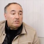 Yury Dud Instagram - Один из главных и для многих неожиданных голосов этой войны – кинопродюсер Александр Роднянский. Он родился в Киеве, последние 20 лет жил в России, имел репутацию либерального, но (публично) не то чтобы оппозиционного человека. 24 февраля он занял антивоенную позицию; его инстаграм @alexander.rodnyansky раньше был про кино, сейчас – хроника того, что происходит в Украине. На этой неделе он дал интервью Илье Варламову. Это очень интересные полтора часа, оттуда много всего хочется нарезать, но я ограничусь двумя моментами.  Первый – на видео. Простой и короткий ответ на (чудовищный, но часто задаваемый сторонниками войны) вопрос: «Почему Америке можно, а России – нельзя»? Второй – про ожидание беды и образ поражения – в тексте ниже:  «Мне кажется, что российское руководство намеренно навязало россиянам веймарский синдром. Они воспринимали конец Советского Союза как «главную геополитическую катастрофу» XX века. Не как освобождение от 70-летнего режима – самого несправедливого или одного из самых несправедливых в истории. Не как возможность построить современные модернизационные цивилизации и страны, глубоко интегрированные в международный контекст... А как катастрофу. И все переживают из-за какого-то наступления, расширения НАТО. Кому-то оно угрожает. Все время ощущение этой осажденной крепости. Получается, что мы все время ждем беды, что это бесконечная блокада Ленинграда, в которой все оказались. Не бурно развивающаяся страна, в которой появился невероятно продвинутый IT-сектор, новые молодые поколения хорошо образованных людей, способных конкурировать в любых областях. Не новые учебные заведения, которые выпускают таких людей. Не удивительно разнообразная современная культура. А какое-то совершенно дикое и мрачное будущее. Навязали образ поражения, за которое надо мстить». Полностью это интервью легко найти, если вбить в ютубе: Роднянский Varlamov Talks.