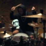 Yury Dud Instagram - В конце прошлого года артист из Чувашии @atl_acidhouze выпустил микстейп «Радио Апокалипсис». Главным хитом там оказался «Ящик» – песня про российскую пропаганду: «Глянул Первый натощак, вкинув веру на общак» + «Как в пакете жмур, лежит в пакете пульт» + много другого. Осенью 2021 года это звучало громко и мощно по форме, но как будто устаревшим по сути. Ну вроде как пропаганда давным-давно утюжит, вроде и альтернативы телеку уже ого-го какие – с чего бы отвлекать свой талант и энергию на это именно сейчас? Прошло несколько месяцев, началась война и все стало ясно. Художник снова оказался прав. (Видео – драм-кавер на «Ящик» барабанщика @stewartamatory . В профиле моего инстаграма – ссылка на полную версию трека)
